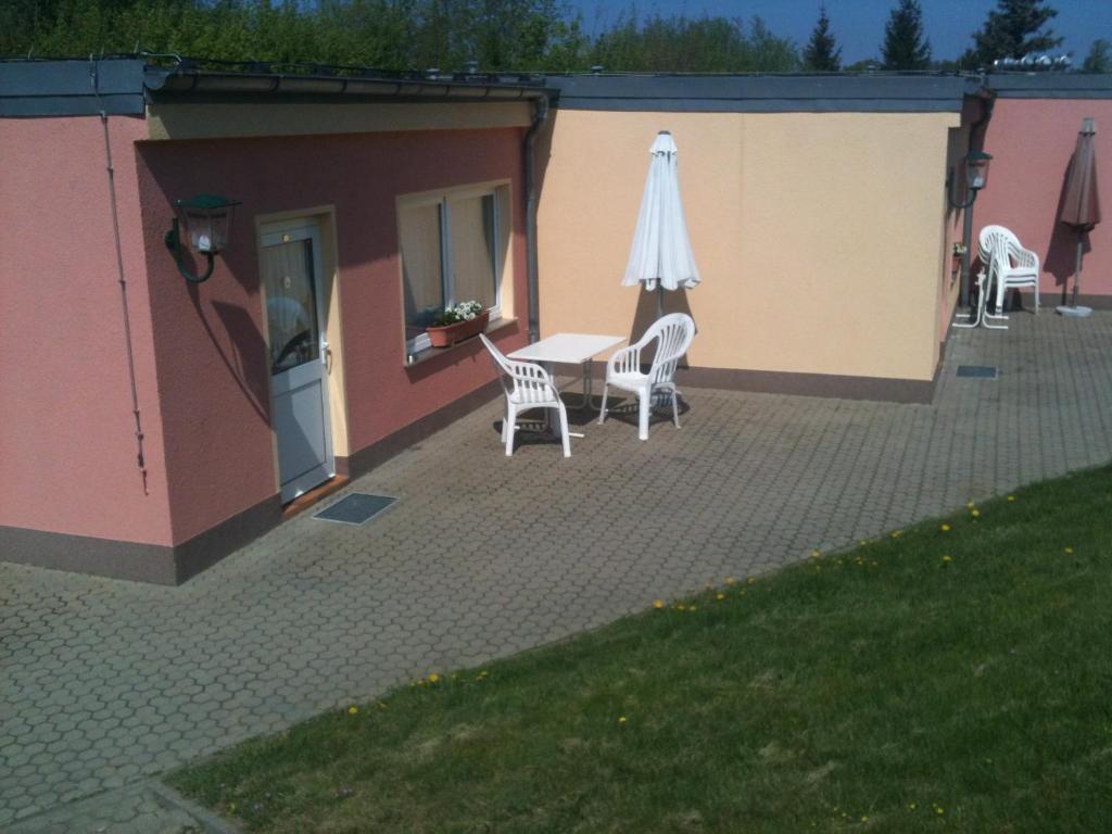 Hotel-Pension Am Muehlberg Люббенау Экстерьер фото