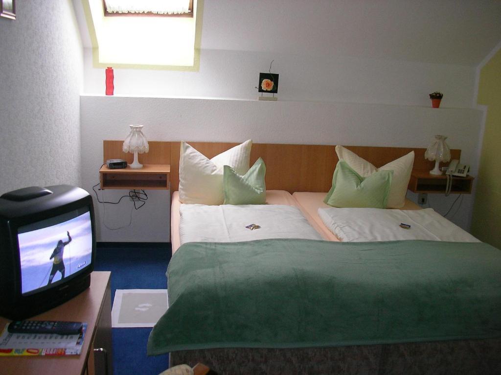 Hotel-Pension Am Muehlberg Люббенау Номер фото