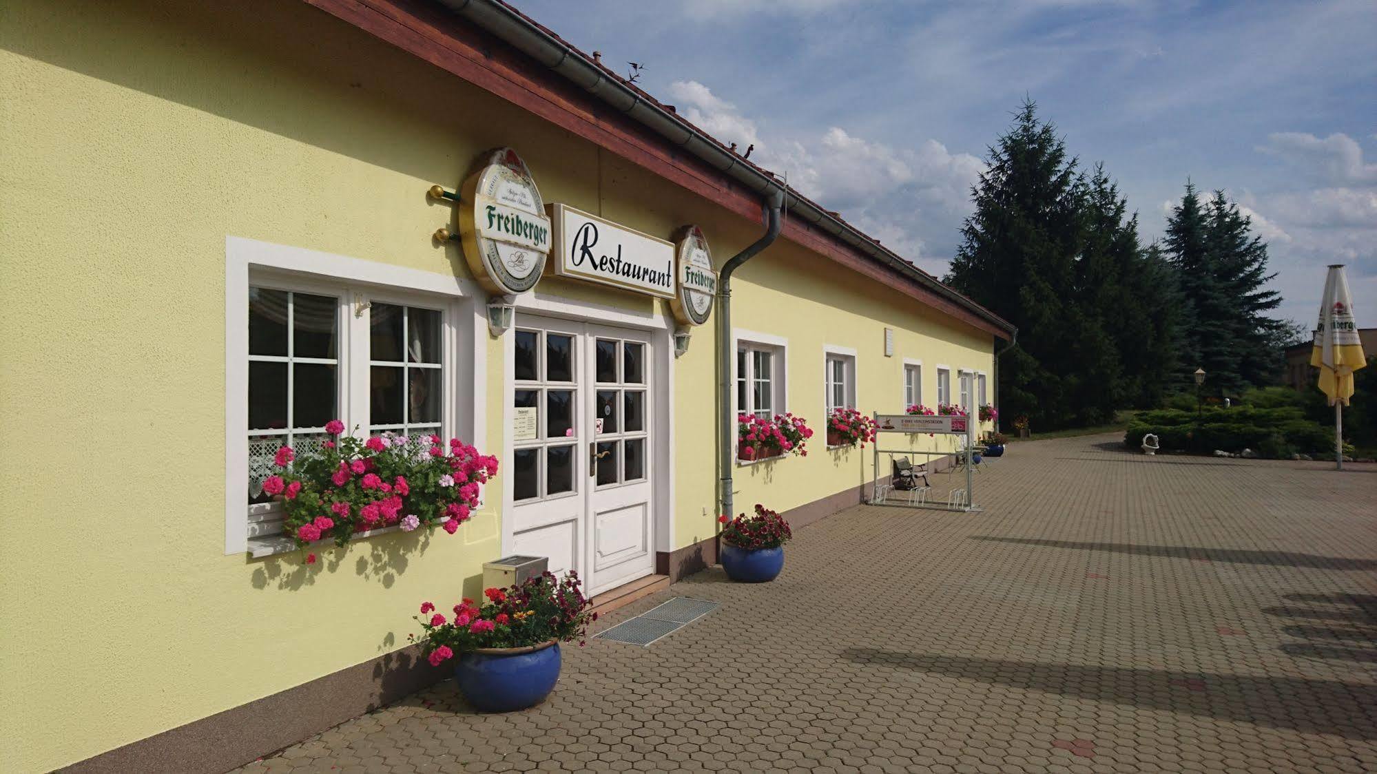 Hotel-Pension Am Muehlberg Люббенау Экстерьер фото